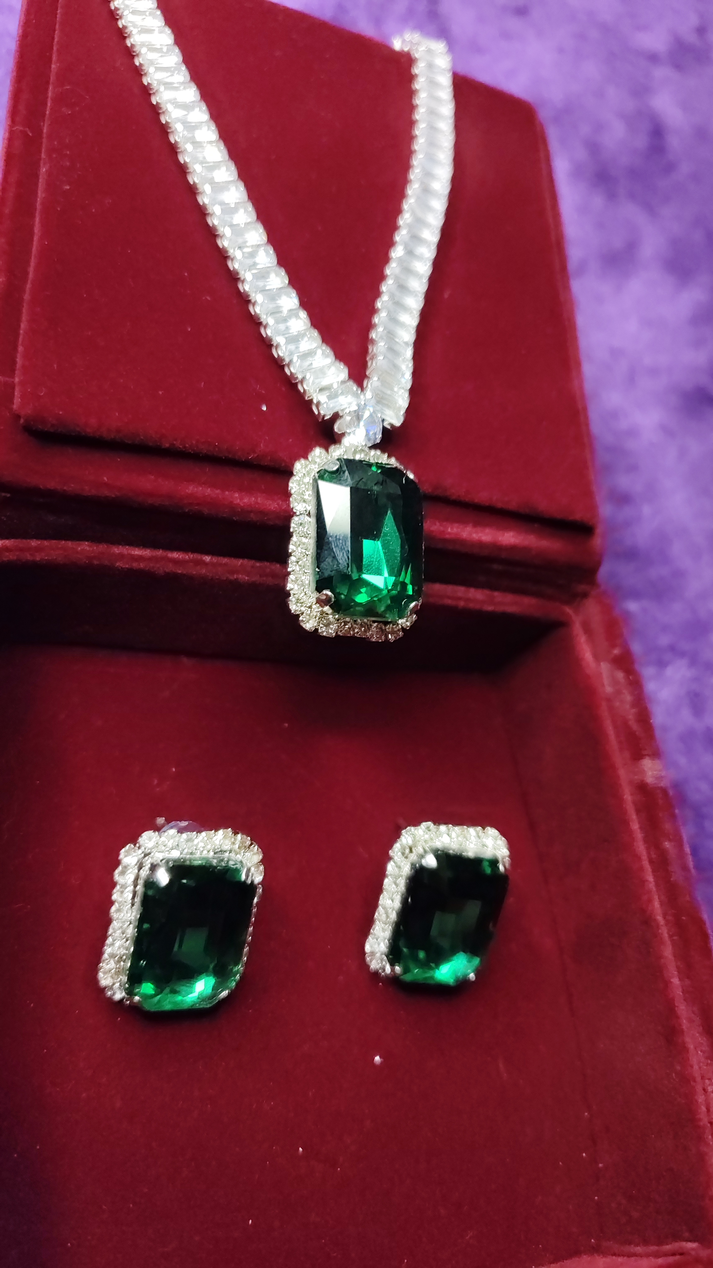Emerald Green Set With Velvet Box - Image 1